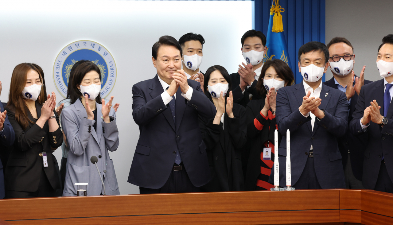 윤석열 대통령이 지난 6월 21일 서울 용산 대통령실 청사 영상회의실에서 한국형 발사체 누리호(KSLV-Ⅱ) 발사가 성공한 뒤 손뼉을 치고 있다. [연합]