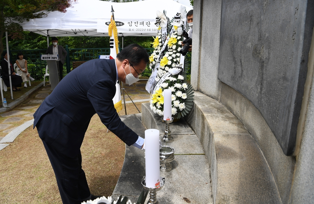 웅치전적비에 헌화하는 유희태 전북 완주군수. [완주군 제공]