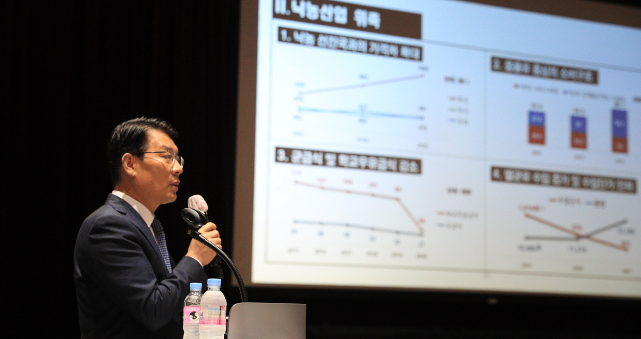김인중 농식품부 차관이 지난달 5일 오전 경기 안성시 농협 창업농지원센터에서 열린 경기 남부지역 낙농가 대상 낙농제도 개편방안 설명회에서 발언하고 있다. [연합]