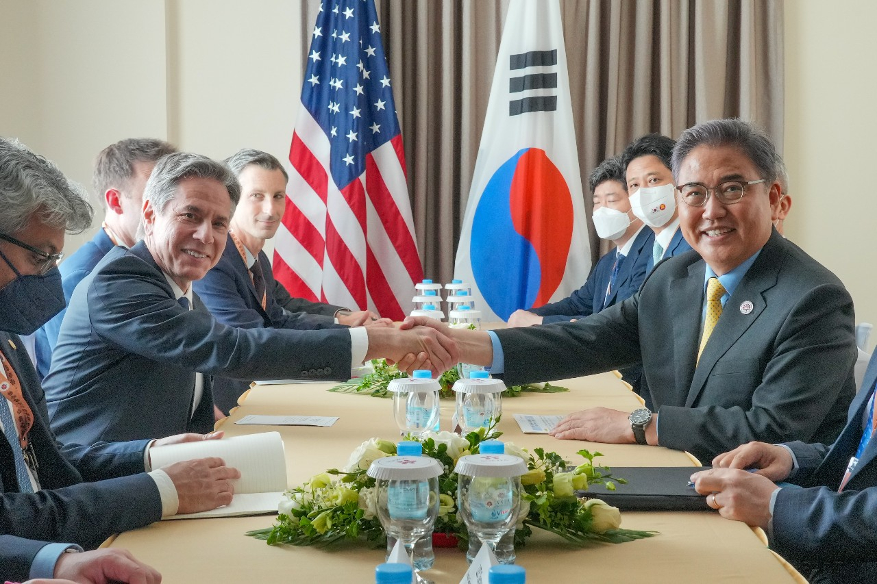아세안(ASEAN·동남아시아국가연합) 관련 외교장관회의에 참석 중인 박진 외교부 장관이 5일(현지시간) 토니 블링컨 미국 국무 장관과 약식 회담을 하고 있다. [외교부 제공]