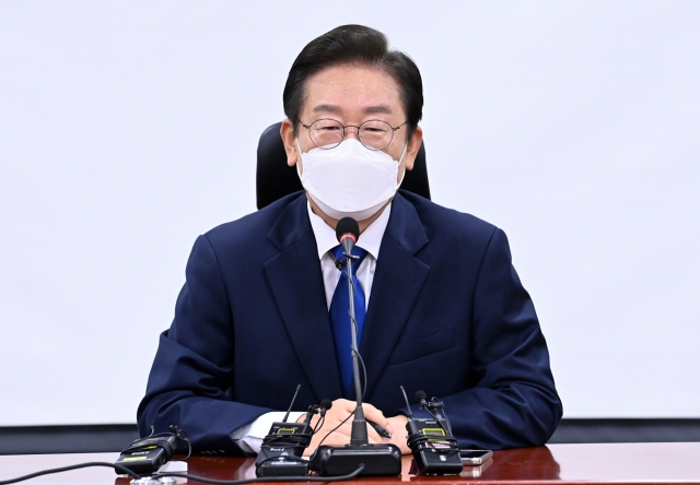 이재명 더불어민주당 당대표 후보가 3일 국회 의원회관에서 열린 기자간담회에서 기자들의 질문에 답하고 있다. [연합]