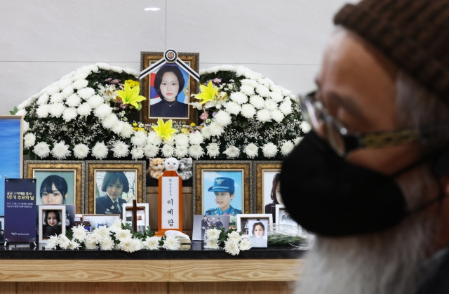 공군 성폭력 피해자 고(故) 이예람 중사 1주기를 하루 앞둔 지난 5월 20일 오전 경기도 성남시 국군수도병원 장례식장에서 열린 추모의 날에서 이 중사 부친이 추모객을 맞이하고 있다. [연합]