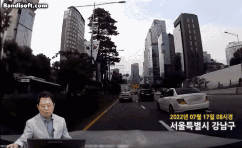 한문철TV에 ‘1억4천만원 넘게 주고 산 수입차가 1년 만에 사람을 잡을 뻔했습니다’라는 제목으로 올라온 영상. [유튜브 채널 한문철TV]