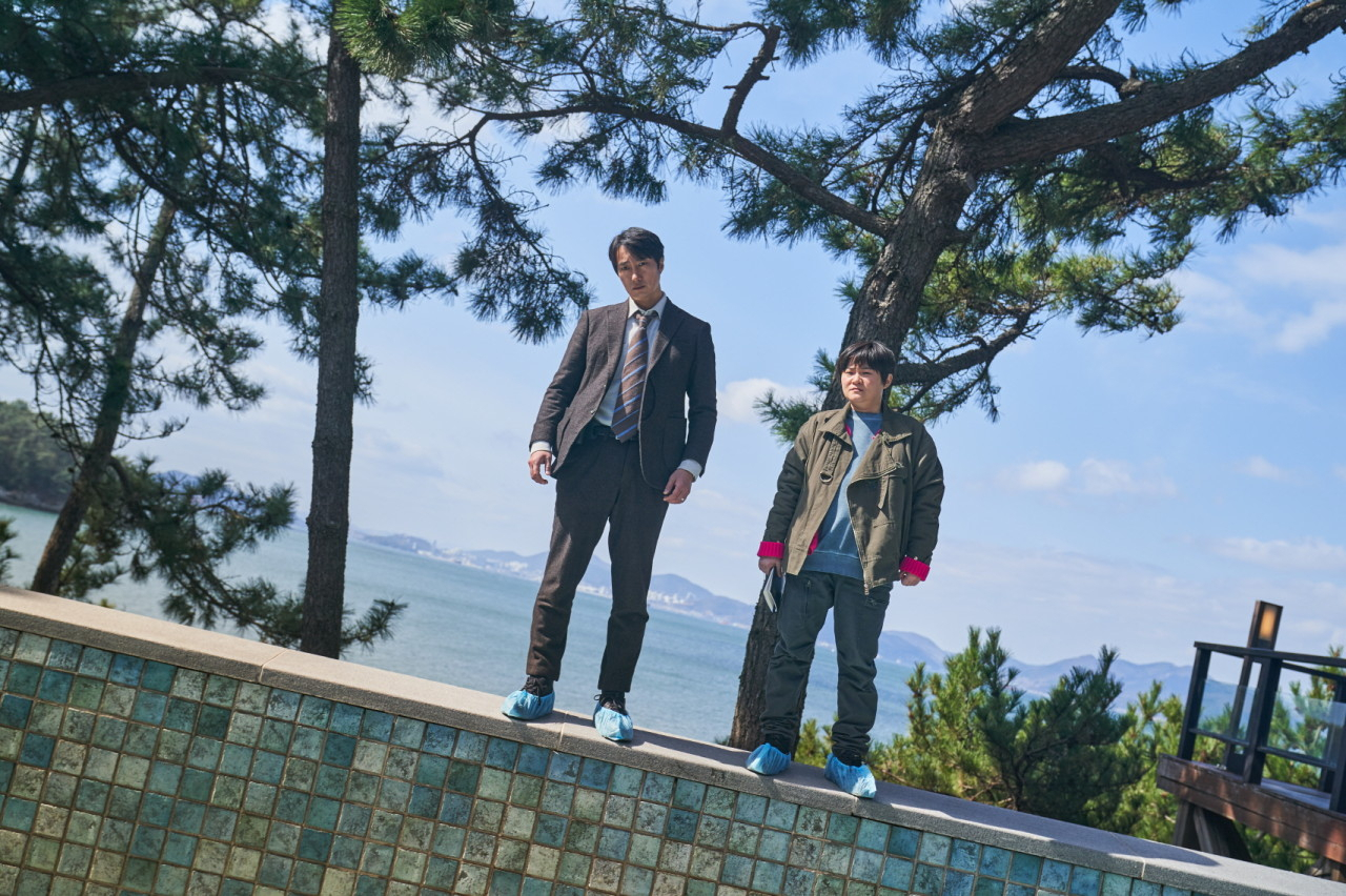 남해 아난티 더 하우스. 영화 ‘헤어질 결심’의 서래(탕웨이)가 도피한 가상의 도시 ‘이포’. 극중 형사 해준 역할을 맡은 박해일이 사건을 조사하고 있다. [CJ ENM]