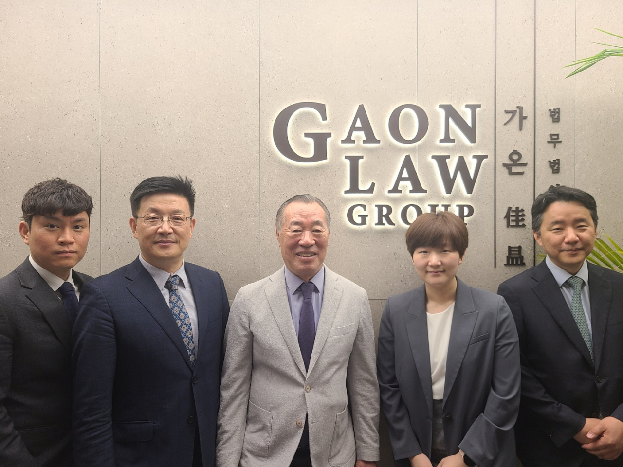 법무법인 가온 패밀리오피스센터 관계자들. 왼쪽부터 조병호 변호사 겸 회계사, 배정식 센터장, 소순무 변호사, 안지영 변호사, 김세현 회계사 순. [사진제공=법무법인 가온]