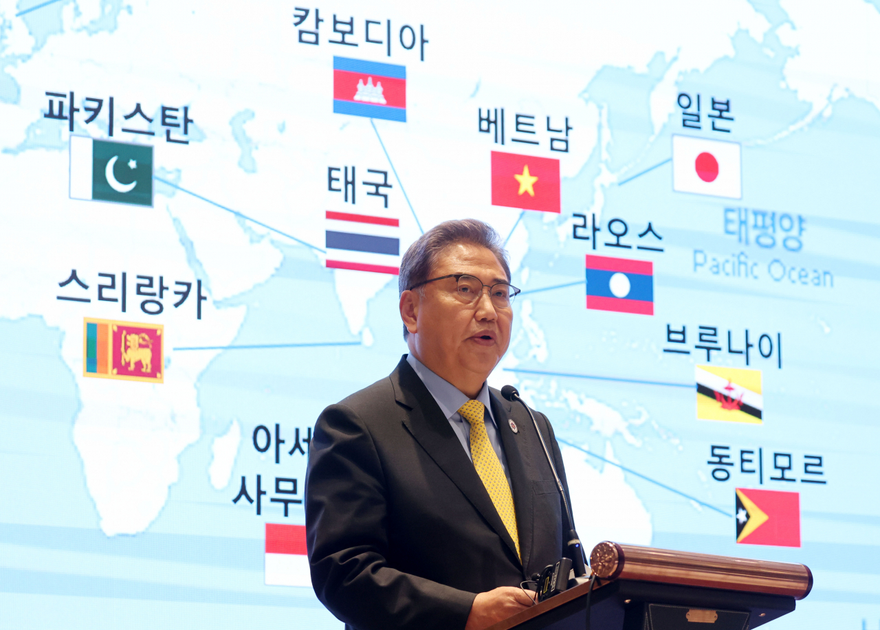동아시아정상회의(EAS), 아세안지역안보포럼(ARF) 등 아세안 관련 외교장관 회의를 마친 박진 외교부 장관이 5일(현지시간) 오후 캄보디아 오크우드 프리미어 프놈펜 호텔에서 기자간담회를 하고 있다. 연합]