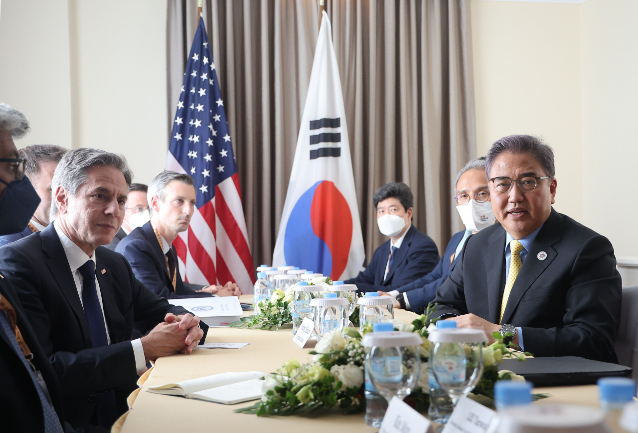 박진 외교부 장관과 토니 블링컨 미 국무 장관이 5일 캄보디아 프놈펜 소카호텔에서 열린 한미 양자 약식회담을 마친 뒤 발언하고 있다. [연합]