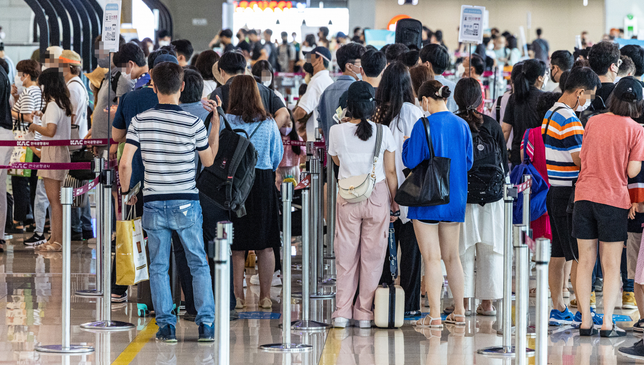 5일 오전 서울 강서구 김포공항 국내선 청사 출발 층이 여행객들로 붐비고 있다. 이날 코로나19는 11만2,901명이 신규 확진됐지만, 이날 김포공항은 여름 휴가를 맞이해 제주 등으로 떠나려는 시민들로 분주했다. 연합뉴스