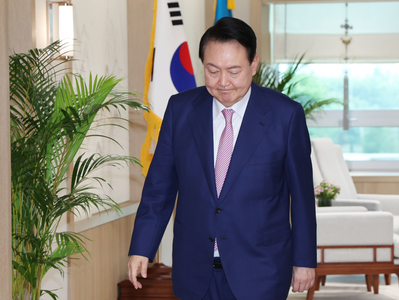 윤석열 대통령이 29일 오후 서울 용산 대통령실 청사에서 열린 주한대사 신임장 제정식에 입장하고 있다. [연합]