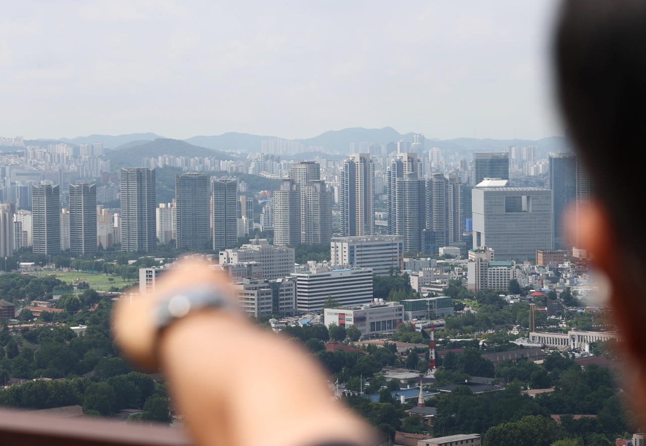 집값 고점 인식 속에 대출 규제, 금리 인상 등의 우려로 주택 수요자들의 부담이 커지면서 분양시장 열기도 예전만 못 하다. 물량을 빠르게 소진해야 하는 분양업자들이 각종 금융 혜택을 제공하는 사례가 늘고 있다. 서울 남산에서 바라본 아파트. [연합]
