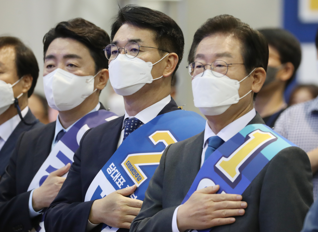 더불어민주당의 8·28 전당대회 지역 순회 경선 첫날인 6일 대구 엑스코에서 열린 합동연설회에서 이재명(오른쪽부터), 박용진, 강훈식 당 대표 후보들이 국민의례를 하고 있다. [연합]
