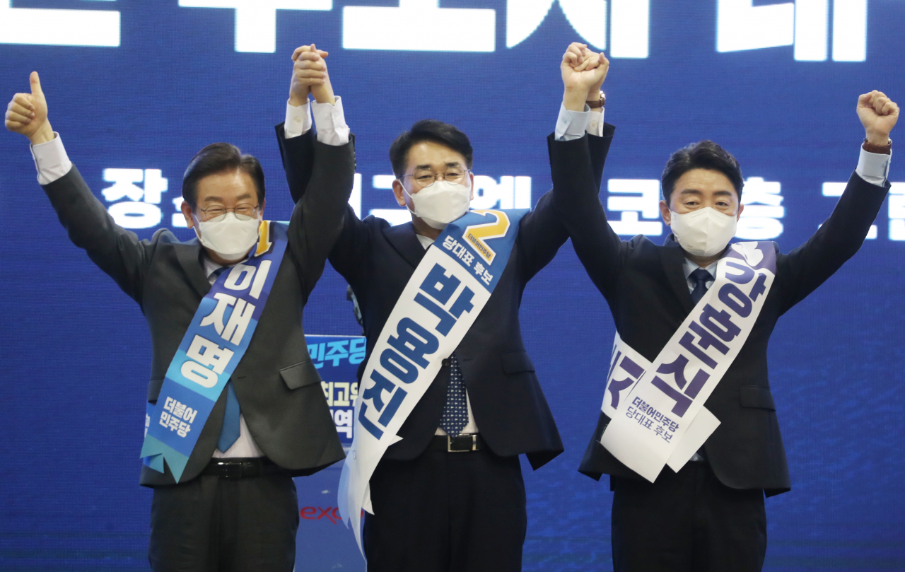 더불어민주당의 8·28 전당대회 지역 순회 경선 첫날인 6일 대구 엑스코에서 열린 합동연설회에서 이재명(왼쪽부터), 박용진, 강훈식 당 대표 후보들이 포즈를 취하고 있다. [연합]