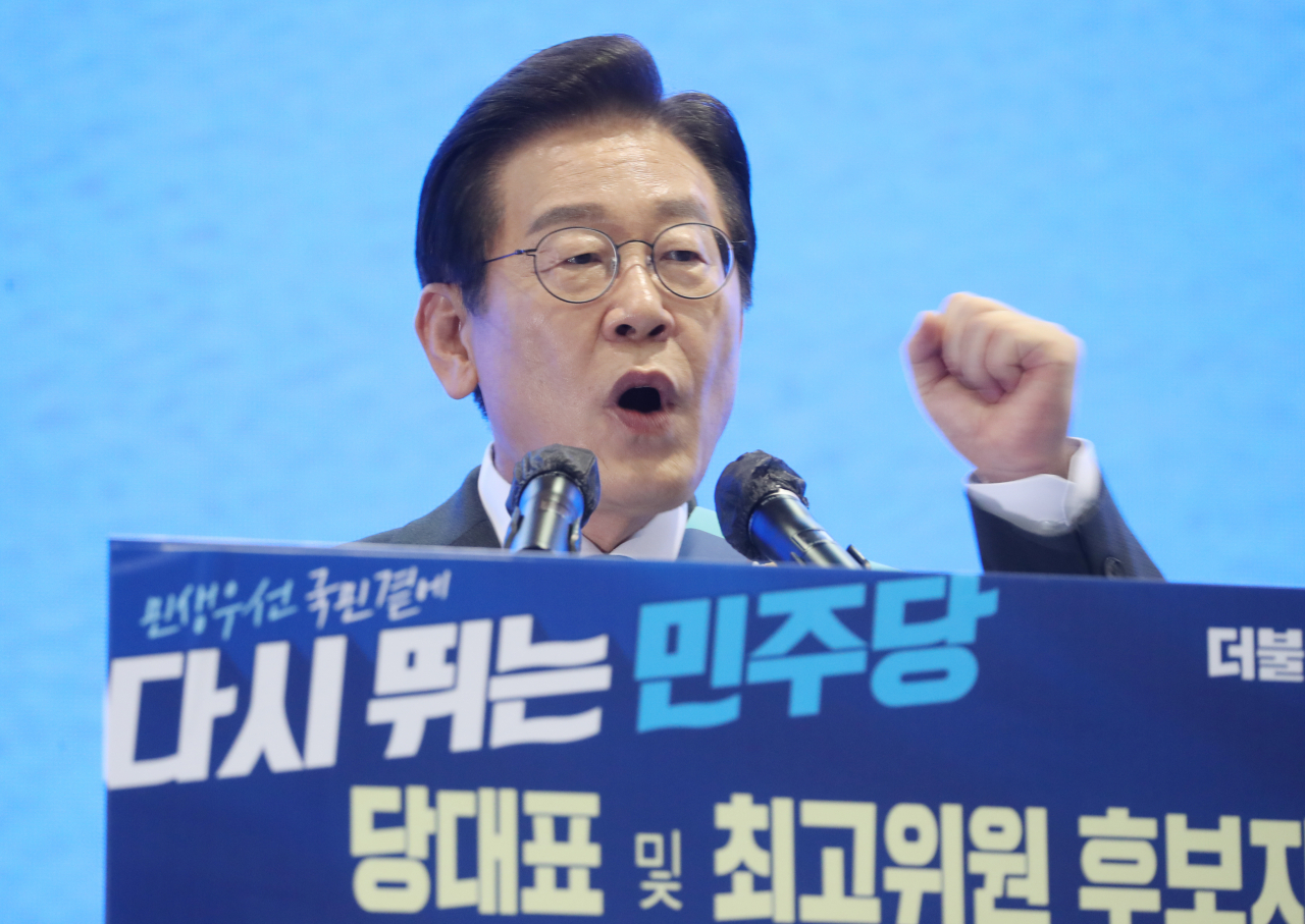 더불어민주당의 8·28 전당대회 지역 순회 경선 첫날인 6일 대구 엑스코에서 열린 대구·경북 지역 합동연설회에서 이재명 당 대표 후보가 정견을 발표하고 있다. [연합]