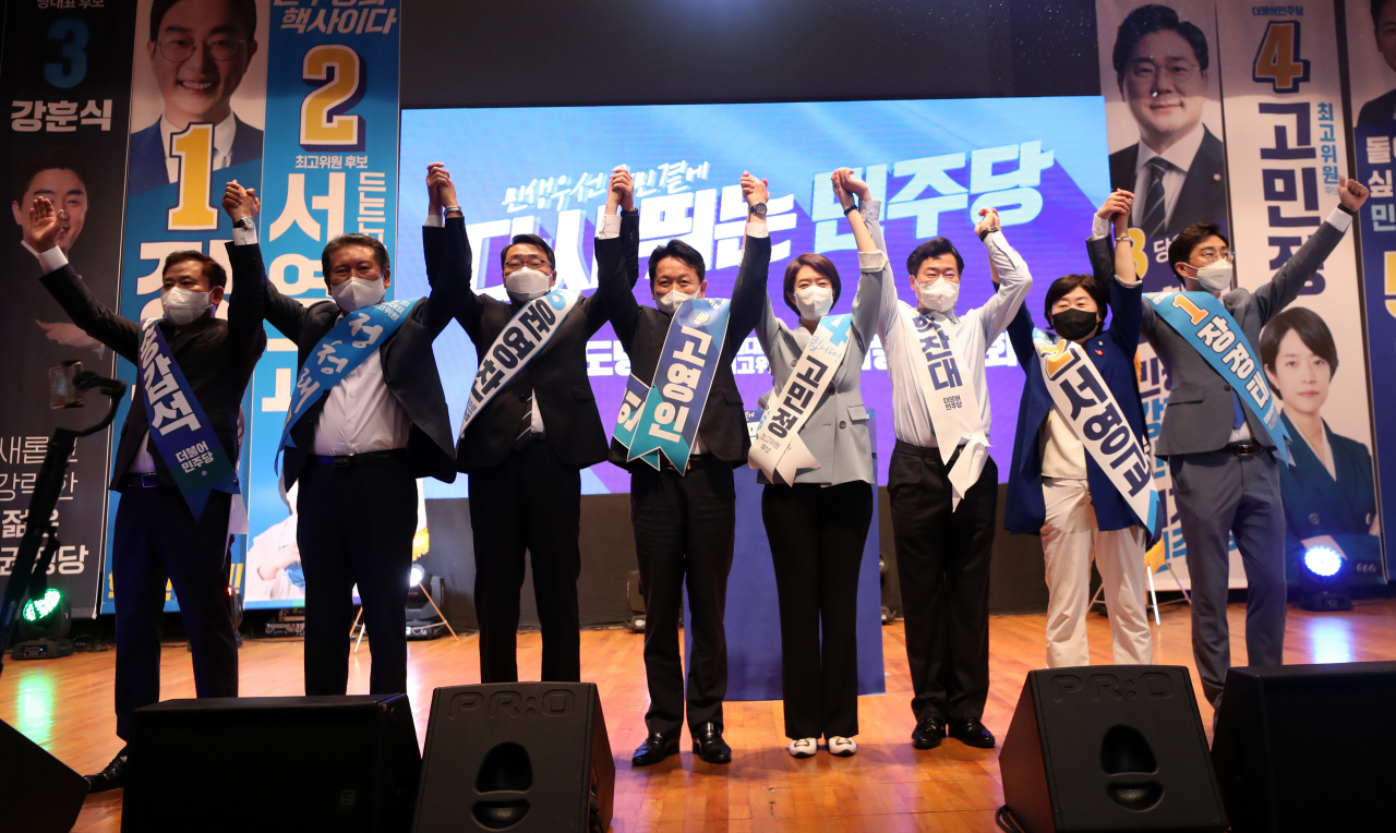 더불어민주당이 새 지도부를 선출하는 8·28 전당대회 지역 순회경선을 시작한 6일 강원 원주시 한라대학교 대강당에서 열린 합동연설회에서 최고위원 후보들이 기념촬영을 하고 있다. 왼쪽부터 송갑석, 정청래, 윤영찬, 고영인, 고민정, 박찬대, 서영교, 장경태 후보. [연합]