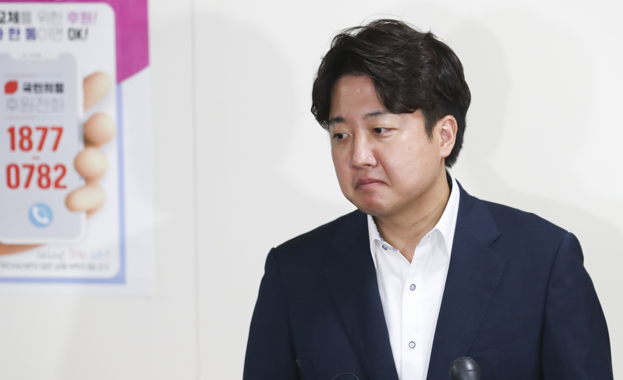 국민의힘 이준석 대표가 지난달 7일 저녁 국회 당 대회의실에서 열린 중앙윤리위원회의에 출석하며 입장을 밝히던 중 말을 잇지 못하고 있다. [연합]