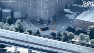 우크라이나 자포리자 원전 시설에 러시아군 탱크와 장갑차가 배치돼 있는 모습. [The Sun 유튜브 캡처]