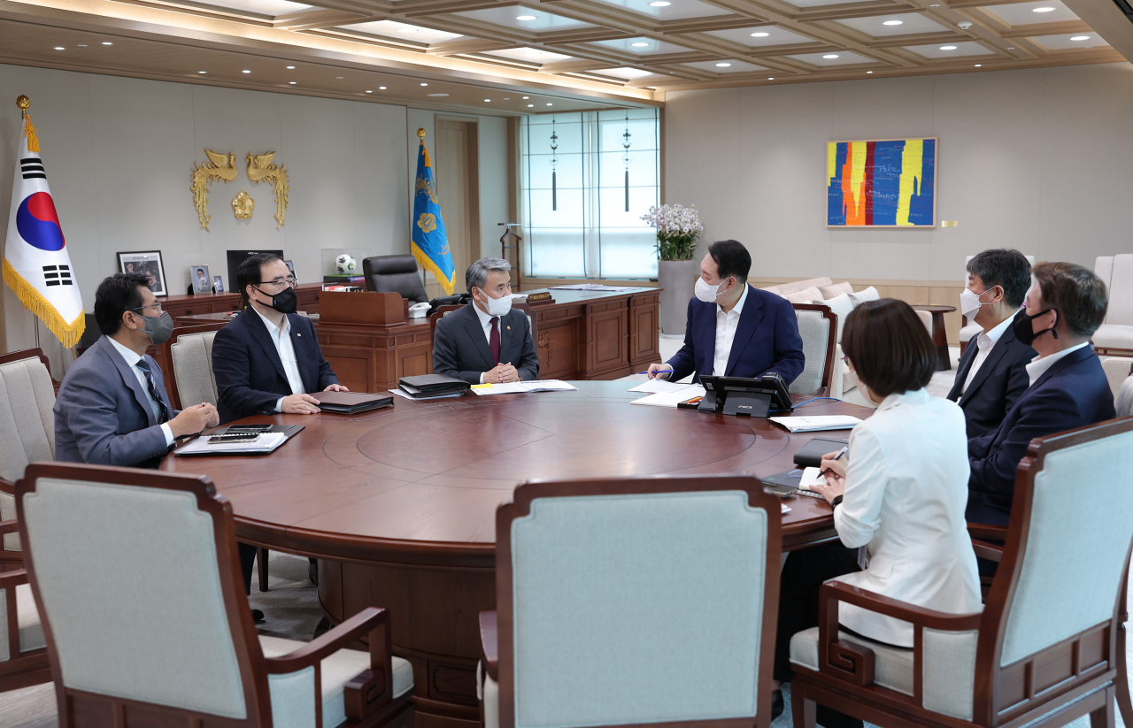 윤석열 대통령이 지난 22일 오전 서울 용산 대통령실 청사에서 이종섭 국방부 장관으로부터 부처 업무보고를 받고 있다. [연합]
