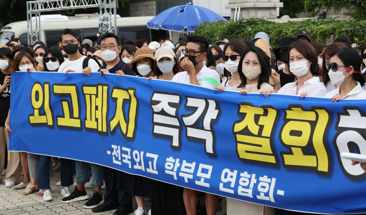 　A committee consisting parents of students who attend foreign language high schools hold a press conference, calling for the government to withdraw its plan to abolish foreign language high schools in front of the National Assembly, Friday. (Yonhap)
　