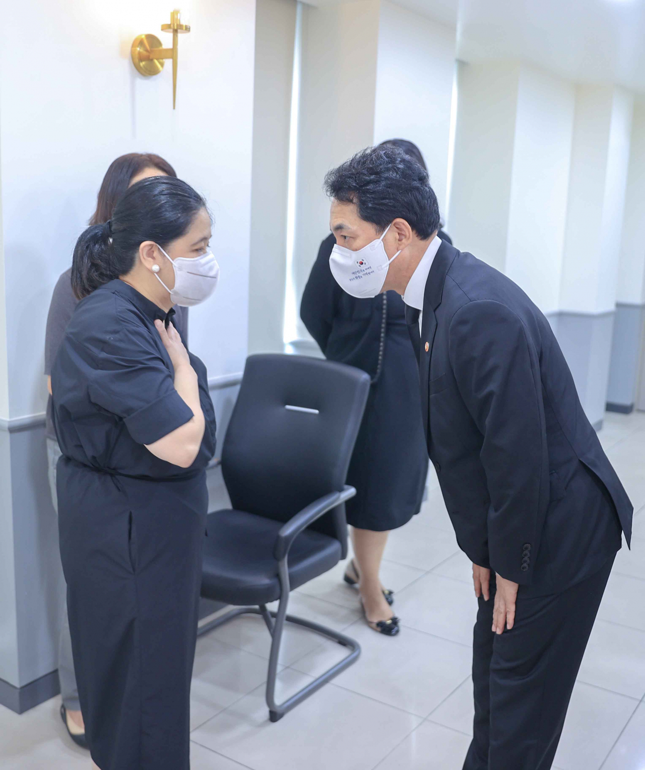 박민식 국가보훈처장이 지난 3일 오후 서울 용산구 주한필리핀대사관에 마련된 한국전 참전용사 피델 라모스 전 필리핀 대통령 국내 분향소를 방문, 테레사 디존-데베가 주한 필리핀 대사에게 애도의 뜻을 전하고 있다. [연합]
