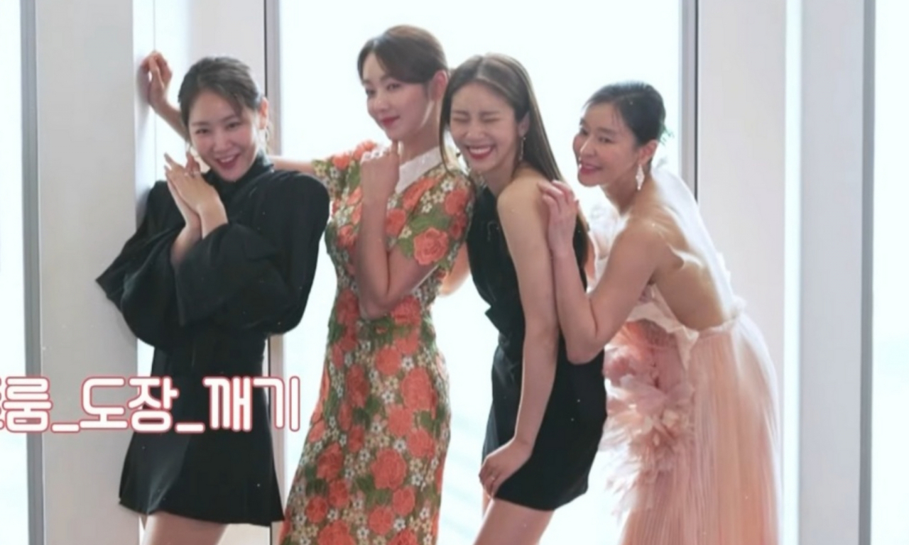 ENA 채널의 예능프로그램 ‘호캉스 말고 스캉스’가 방송통신심의위원회 심의에서 ‘의견진술’ 의결을 받았다. 해당 방송은 네 명의 여성 출연진이 호텔 스위트룸을 체험하는 내용의 방송으로 과도한 광고 효과를 불러일으킨다는 민원으로 심의 도마에 올랐다.[출처 ENA]