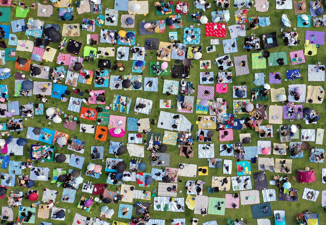 Concertgoers picnic at a park in Incheon on Friday afternoon. (Yonhap)