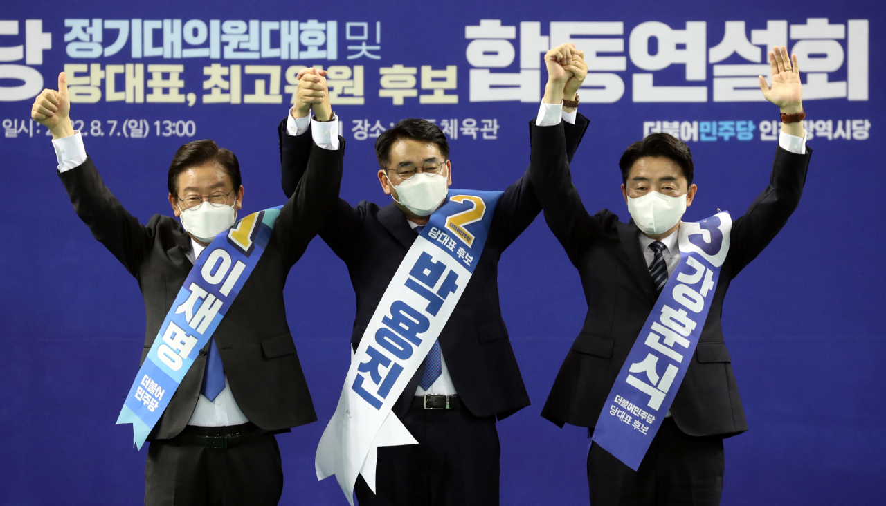 7일 오후 인천 남동체육관에서 열린 더불어민주당 당 대표 및 최고위원 후보자 인천 지역 합동연설회에서 이재명(왼쪽부터), 박용진, 강훈식 당 대표 후보가 인사하고 있다. [연합]