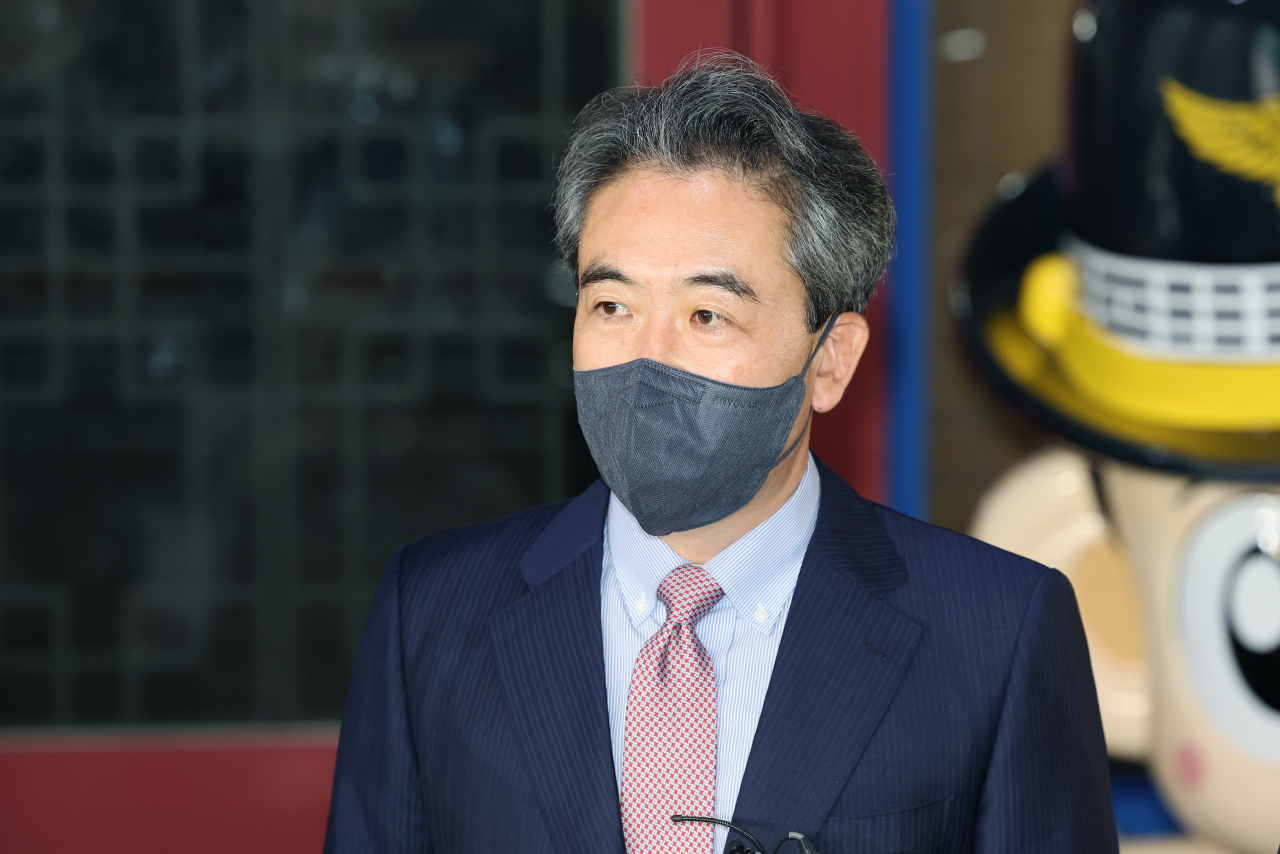 윤희근 경찰청장 후보자가 25일 오후 서울 서대문구 경찰청에서 퇴근하며 취재진의 질문에 답하고 있다. [연합]