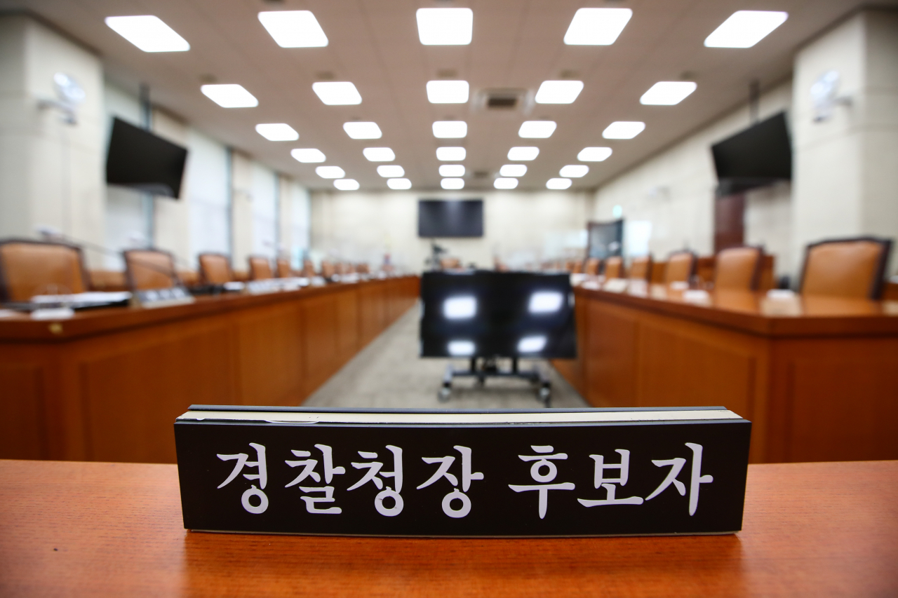 윤희근 경찰청장 후보자에 대한 인사청문회를 하루 앞둔 7일 국회 행정안전위원회 전체회의실에 경찰청장 후보자 명패가 놓여있다. [연합]
