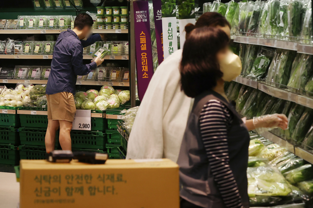 7일 서울 시내 한 대형마트에서 시민들이 장을 보고 있다. 내달 추석을 앞두고 채소류는 물론 식용유, 밀가루 등 가공식품 가격이 고공행진을 이어가고 있다. [연합]
