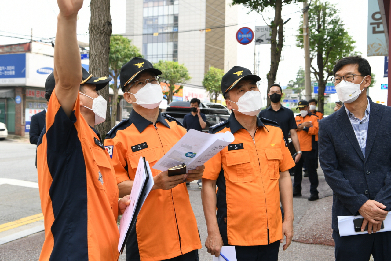이흥교 소방청장(왼쪽 두 번째)이 6일 오후 5명이 희생된 경기도 이천시 관고동의 학산빌딩 화재 현장을 찾아 현장을 점검하고 있다. [소방청 제공]