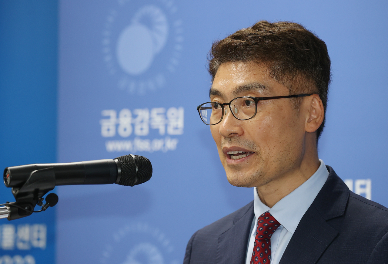 이준수 금융감독원 부원장이 27일 오후 서울 여의도 금감원에서 열린 '거액 해외송금 관련 은행 검사 진행 상황' 브리핑에서 발언하는 모습. 연합뉴스