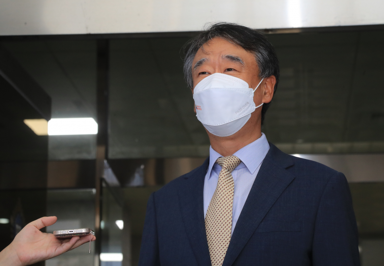 윤석열 정부가 임명할 첫 대법관 후보로 선정된 오석준 제주지방법원장이 지난달 28일 오후 업무를 마치고 제주지방법원을 나서며 기자 질문을 받고 있다. [연합]