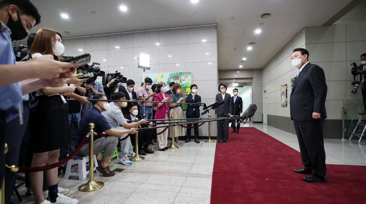 여름휴가를 마친 윤석열 대통령이 8일 서울 용산 대통령실 청사로 출근, 기자들과 약식 인터뷰를 하고 있다. [연합]