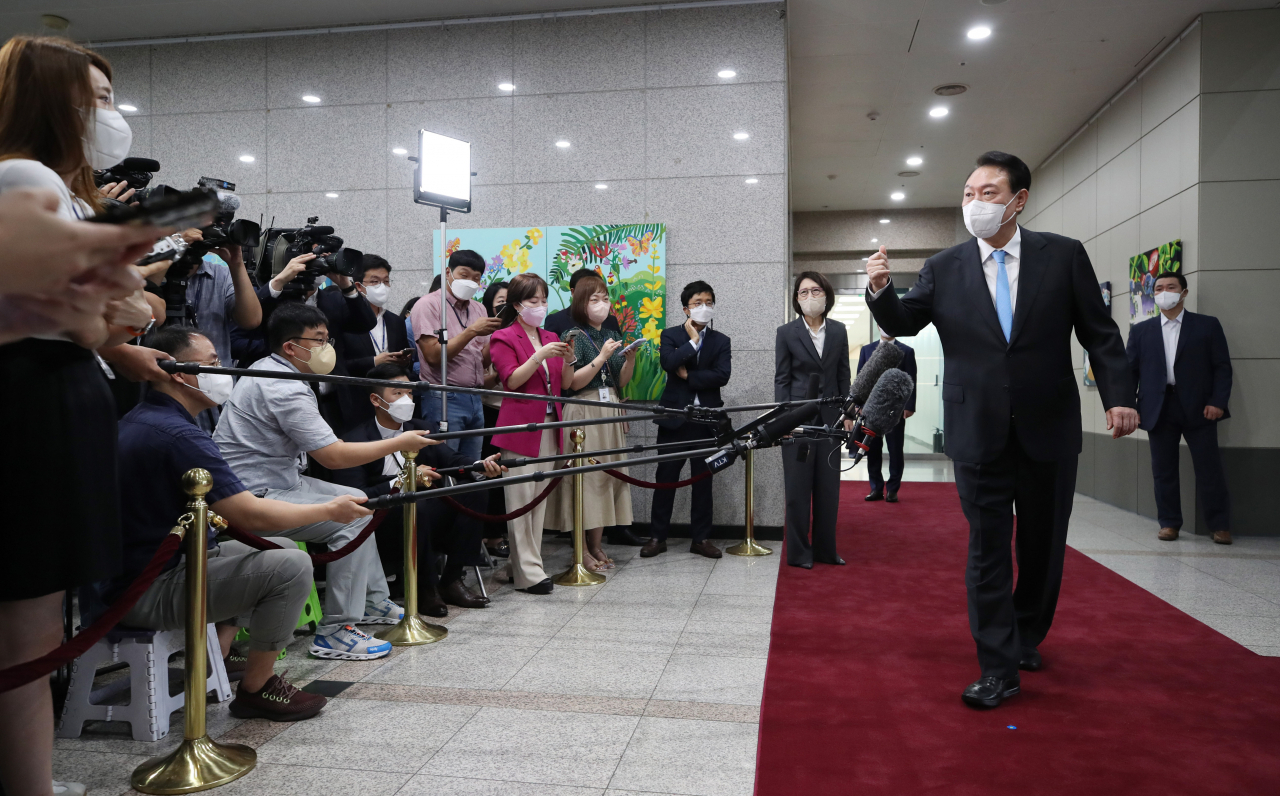 여름휴가를 마친 윤석열 대통령이 8일 서울 용산 대통령실 청사로 출근, 기자들과 약식 인터뷰를 하고 있다. [연합]