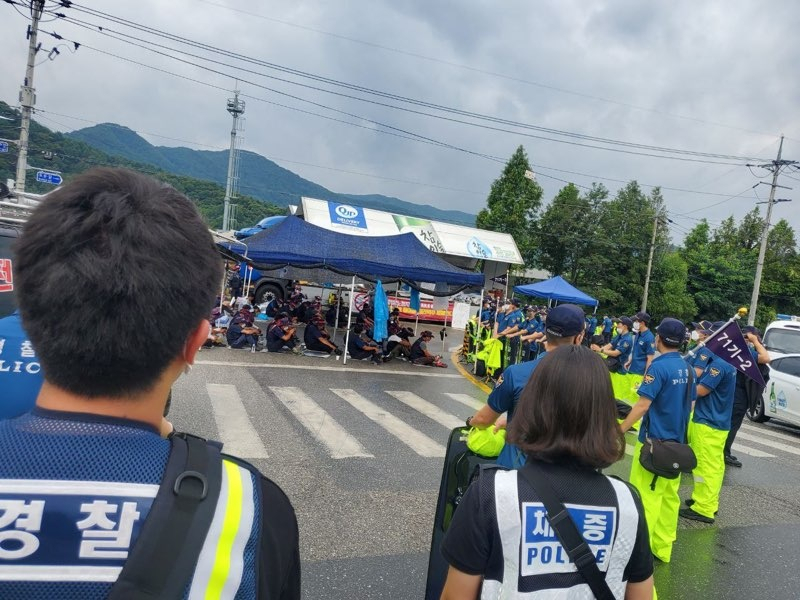 하이트진로가 8일 강원 홍천공장에서 직원 200여명을 급파, 직접 제품 출고에 나섰다. 사진은 화물연대 소속 조합원들이 이날 경찰과 대치하는 모습. [하이트진로 제공]