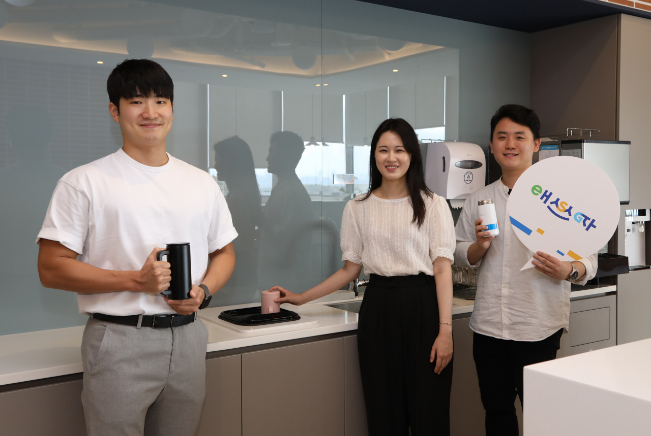 NH투자증권 직원들이 워크카페 내 비치된 텀블러 세척기를 사용하고 있다. [NH투자증권 제공]