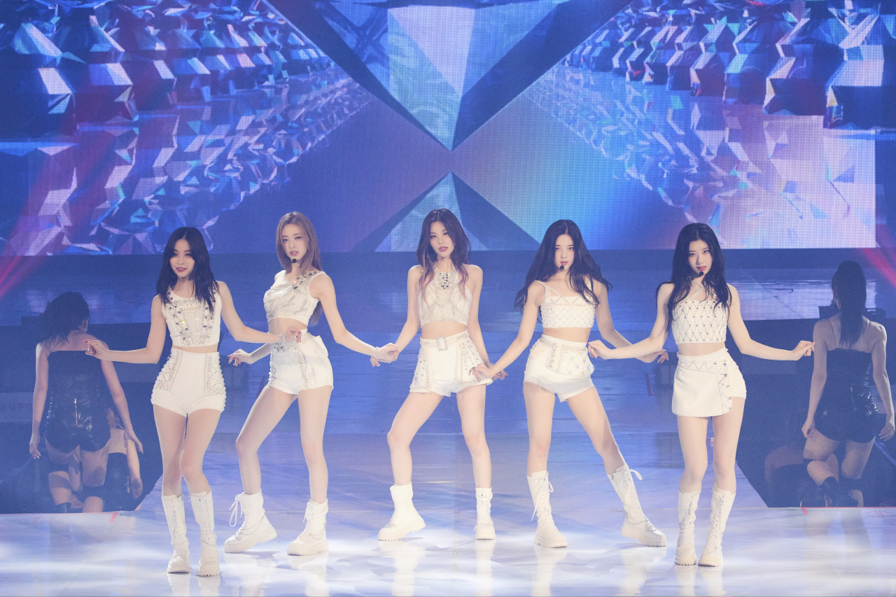 Herald Review] Noisy crowds, fan chants and sing-alongs: Itzy