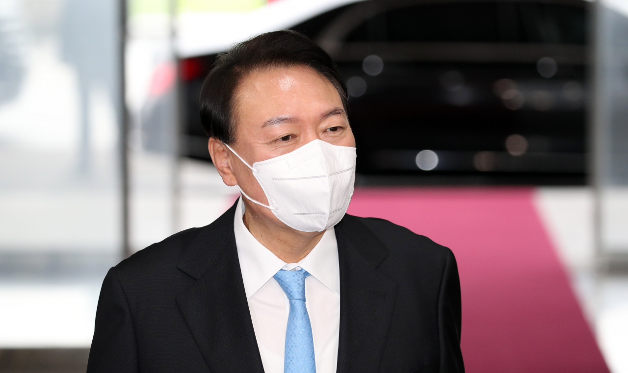 여름휴가를 마친 윤석열 대통령이 8일 서울 용산 대통령실 청사로 출근하며 기자들과 약식 인터뷰를 하고 있다. [연합]