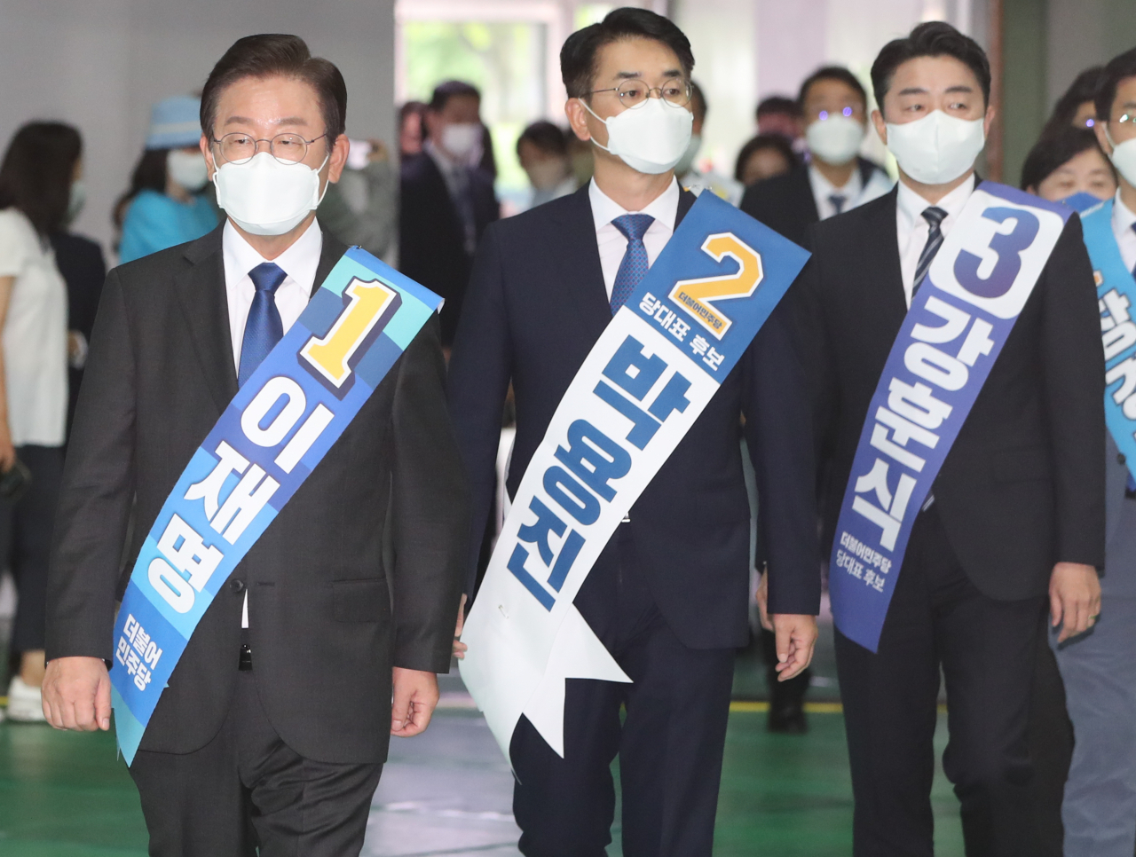 7일 오후 인천 남동체육관에서 열린 민주당 당 대표 및 최고위원 후보자 인천 지역 합동연설회에 이재명(왼쪽부터), 박용진, 강훈식 당 대표 후보가 참석하고 있다. 연합뉴스