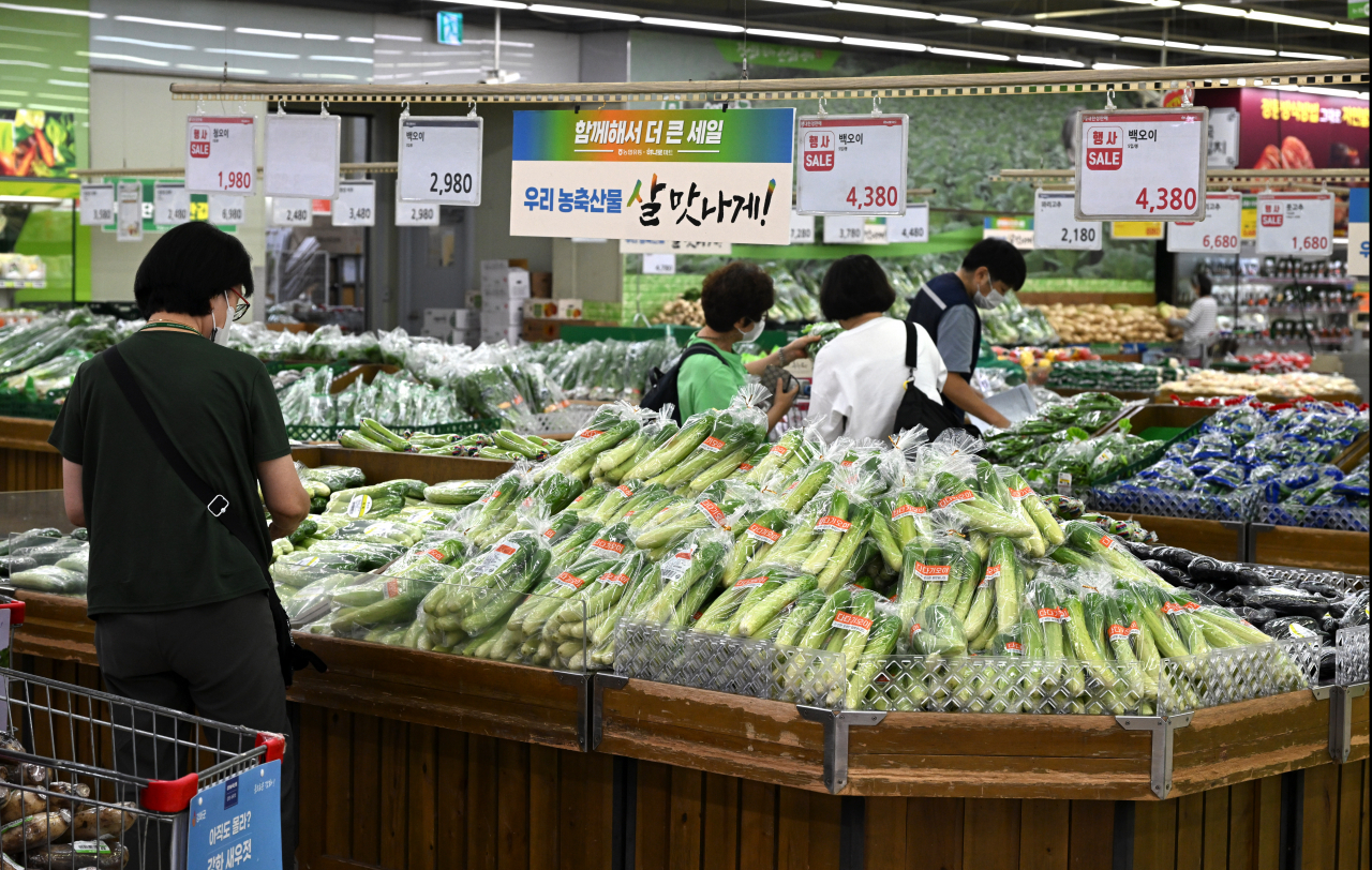 4일 서울 서초구 농협 하나로마트 양재점에서 매장을 찾은 시민들이 채소류를 살펴보고 있다. 임세준 기자