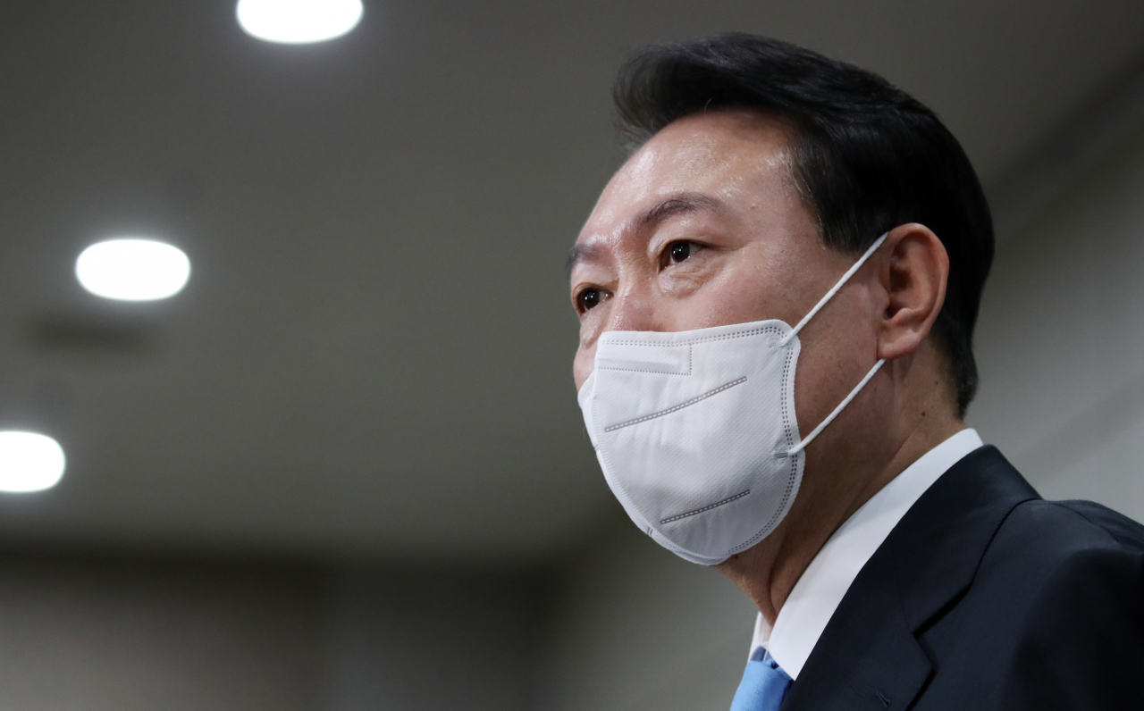 여름휴가를 마친 윤석열 대통령이 8일 서울 용산 대통령실 청사로 출근, 기자들과 약식 인터뷰를 하고 있다. [연합]