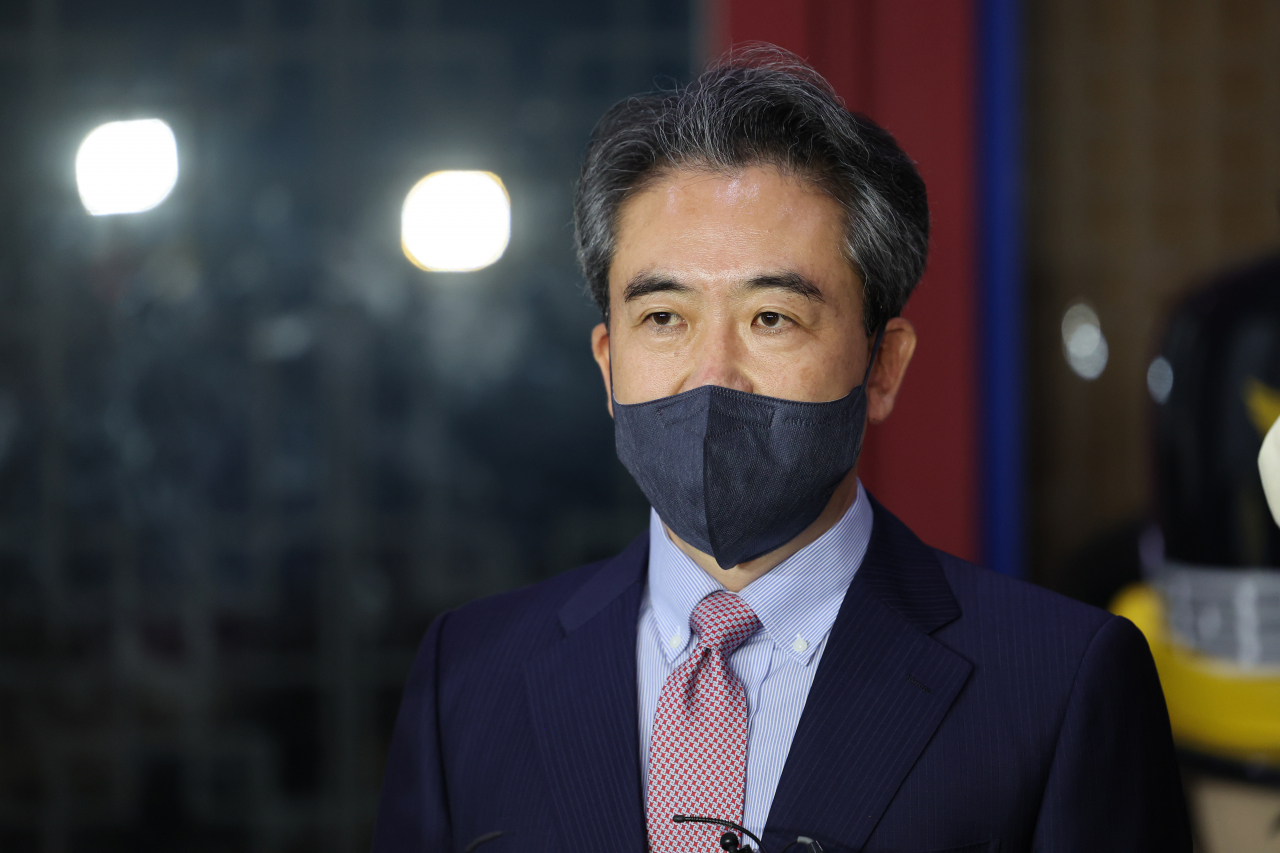 윤희근 경찰청장 후보자가 지난달 25일 오후 서울 서대문구 경찰청에서 퇴근하며 취재진의 질문에 답하고 있다. [연합]