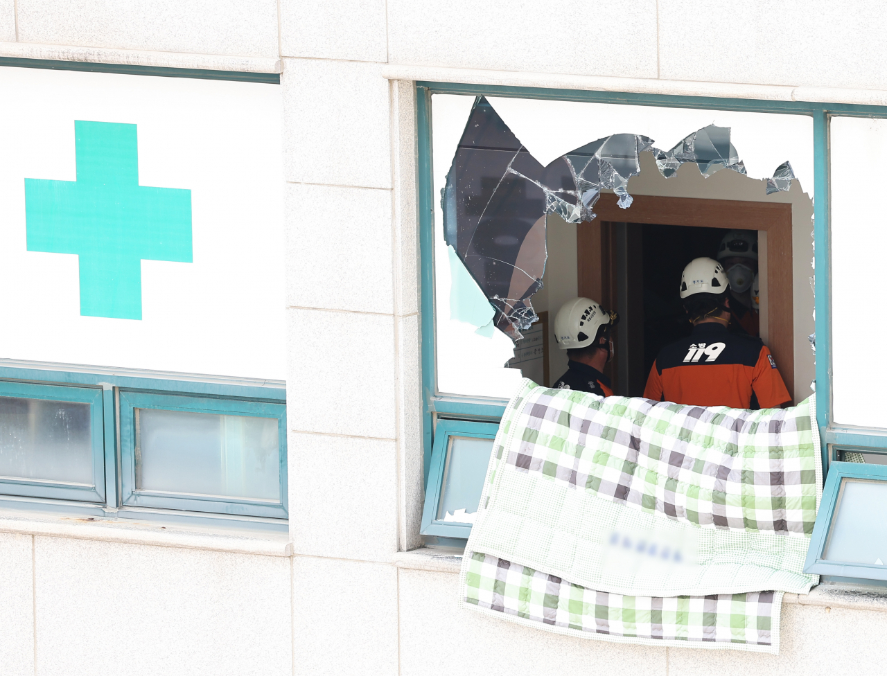 지난 5일 경기도 이천시 관고동 병원 건물에서 화재가 발생, 내부에 있던 병원 관계자들이 환자 대피를 위해 소방대원을 기다리고 있다. [연합]