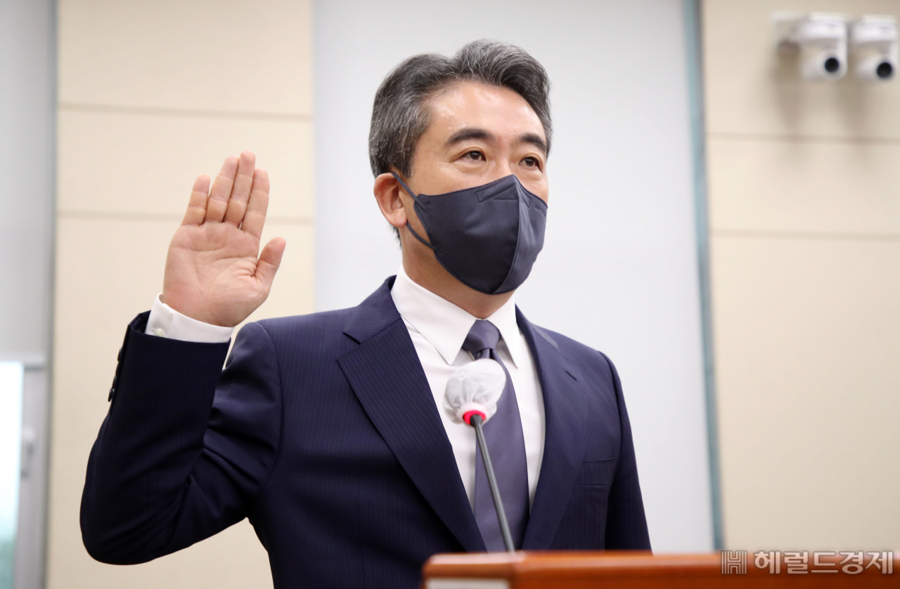 윤희근 경찰청장 후보자가 8일 서울 여의도 국회 행정안전위원회에서 열린 인사청문회에서 선서를 하고 있다. 이상섭 기자