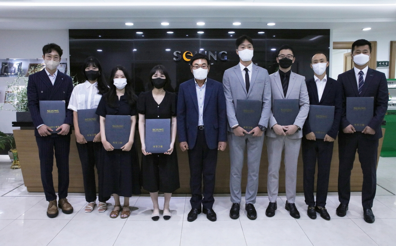 지난 1일 부산 본사에서 박순호 세정그룹 회장(가운데)이 ‘세정인상’ 수상자들과 함께 기념 촬영을 하고 있다. [세정그룹 제공]