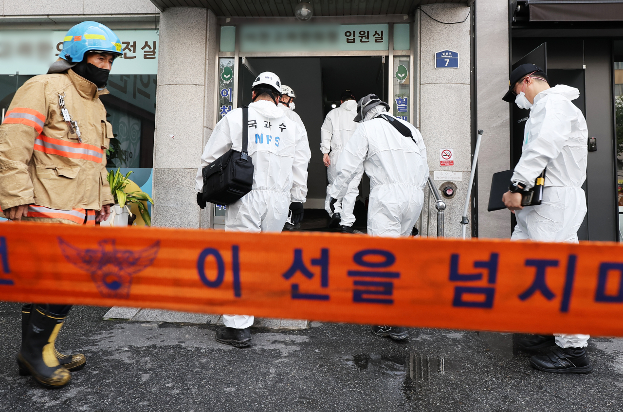 환자와 간호사 등 5명이 사망한 경기도 이천시 관고동 병원 건물 화재 현장에서 소방과 국과수 등 관계자들이 합동 감식을 위해 들어가고 있다. [연합]