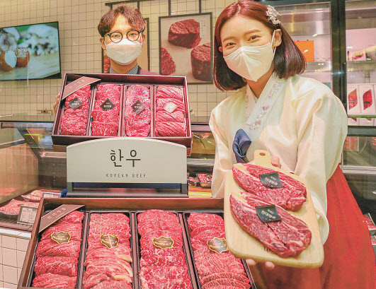 서울 강남구에 위치한 현대백화점 무역센터점에서 직원들이 추석 한우 선물세트를 소개하고 있다. [현대백화점 제공]