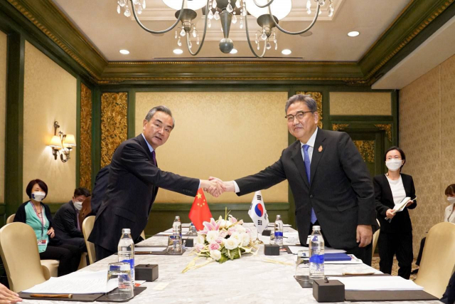 박진 외교부 장관이 지난달 7일 G20 외교장관회의가 열린 인도네시아 발리에서 왕이 중국 외교부장과 한중 외교장관회담을 하고 있다. [연합]