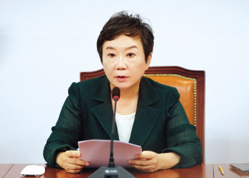 정미경 국민의힘 최고위원이 8일 오전 국회 국민의힘 대회의실에서 최고위원 사퇴 기자회견을 하고 있다. 이상섭 기자