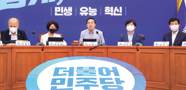박홍근 더불어민주당 원내대표가 8일 오전 국회에서 열린 비상대책위원회의에서 발언하고 있다. 이상섭 기자